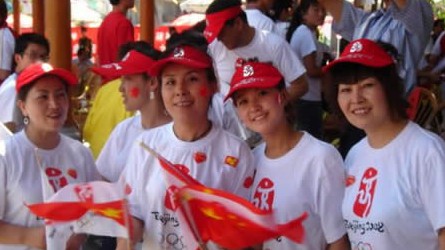 2008奧運(yùn)火炬在蘭州傳遞，歐米茄中國區(qū)副總裁Carlos先生是第8號火炬手，蘭州巍雅斯員工啦啦隊(duì)為奧運(yùn)加油