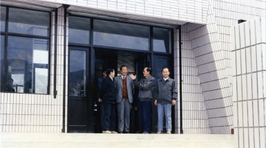  1992年9月30日，時(shí)任我省省長(zhǎng)賈志杰、副省長(zhǎng)李萍、定西地委書記張國(guó)維、臨洮縣副縣長(zhǎng)魏家農(nóng)視察巍雅斯總部.